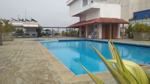 Abad Atrium, Outdoor pool