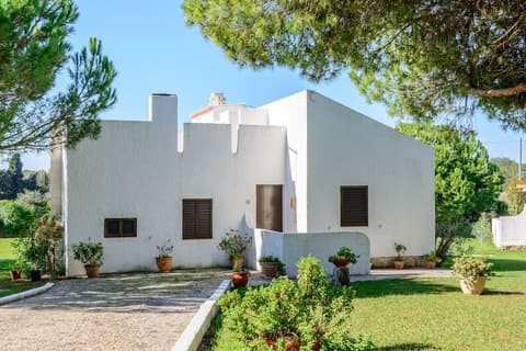 Pedras da Rainha, Room