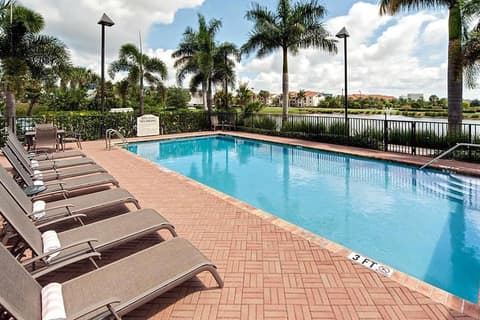 Hawthorn Extended Stay by Wyndham West Palm Beach Airport, Pool
