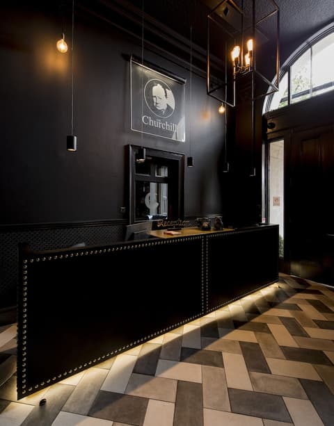 The Churchill Hotel, Interior entrance