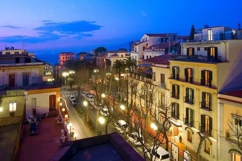 Villa di Sorrento, Front of property