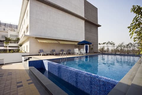 Lemon Tree Hotel, East Delhi Mall, Kaushambi, Outdoor pool