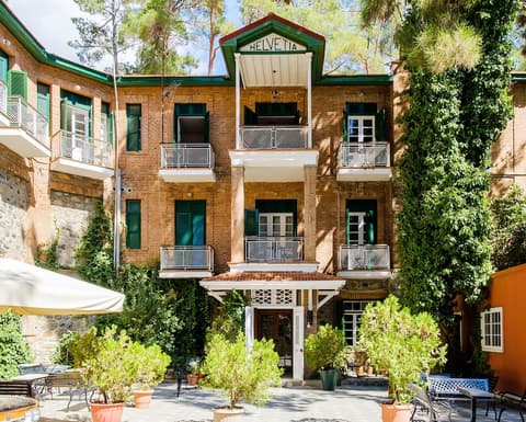 New Helvetia Hotel, Front of property