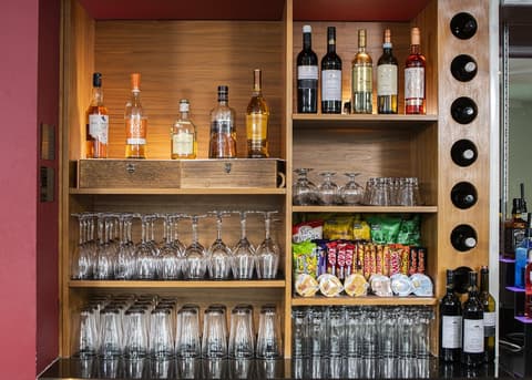 Holiday Inn Express Hamilton by IHG, Bar (on property)