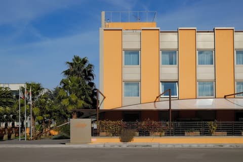 Sanlu Hotel, Front of property