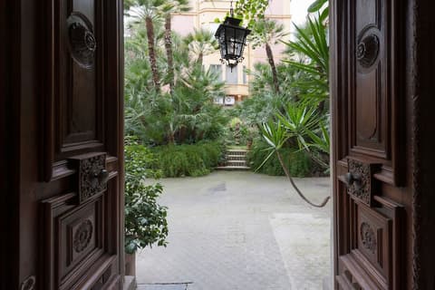 Weekend a Napoli, Property entrance