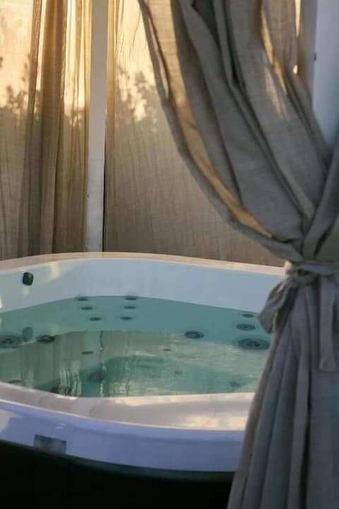 Relais Valle dell'Idro, Jetted tub