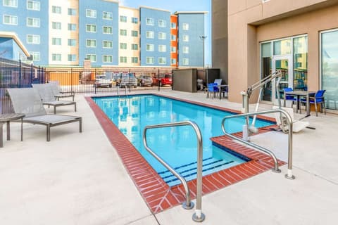 La Quinta Inn & Suites by Wyndham Oklahoma City Airport, Pool