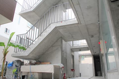 bmj Shinjuku Okubo, Staircase