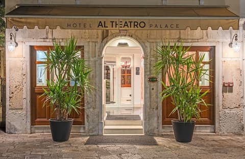 Al Theatro Palace, Property entrance