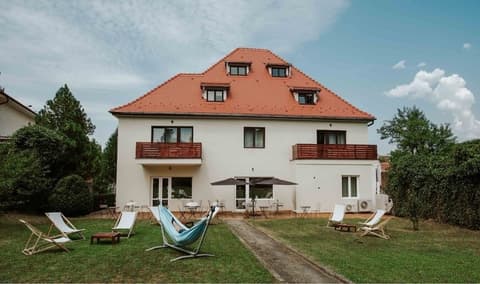 Hotel Republique, Property grounds