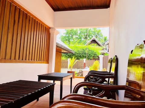 Merry Riverside Hotel, Interior entrance