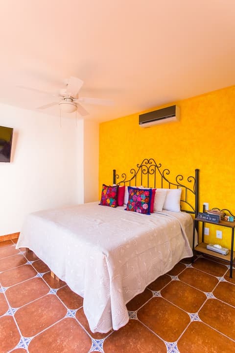 Casa Lotería -Pueblito Sayulita- Colorful, Family and Relax Experience with Private Parking and Pool