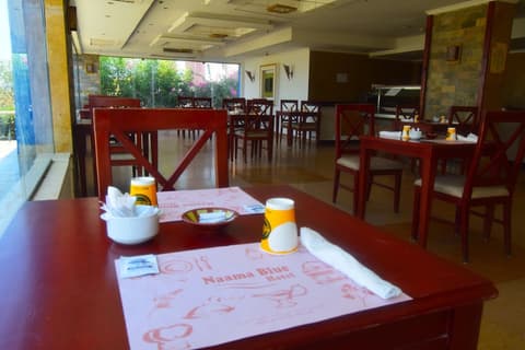 Naama Blue hotel, Restaurant
