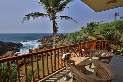 Thaproban Pavilion Waves Unawatuna