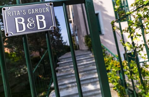 Rita's Garden, Property entrance