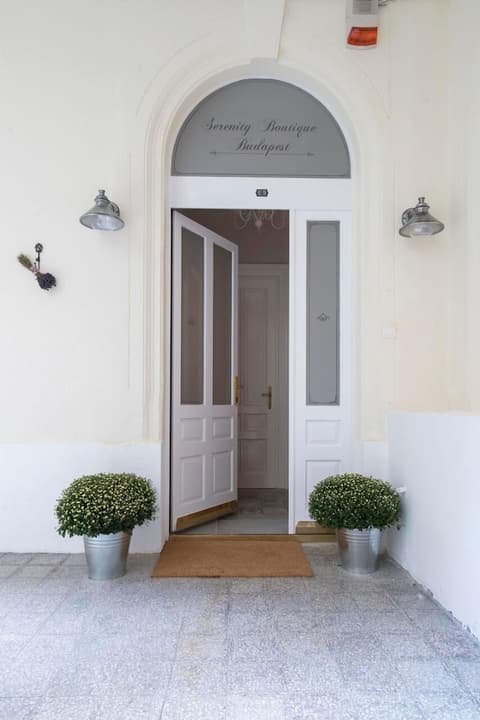Serenity Boutique Budapest, Interior entrance