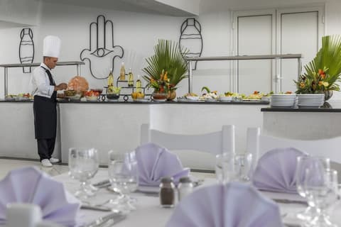 Hari Club Beach Resort, Restaurant