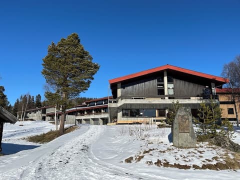 Raulandsakademiet og Vandrerhjem, Front of property