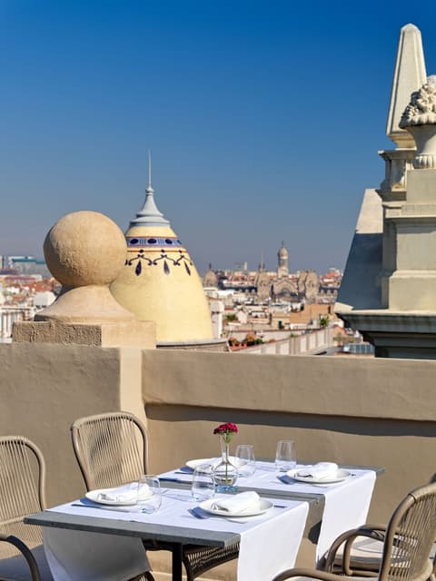 H10 Madison, Poolside bar