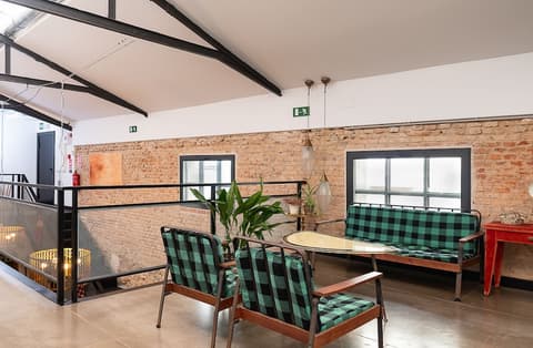 LaNave, Lobby sitting area