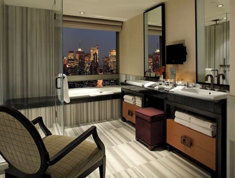 The Dominick, Bathroom