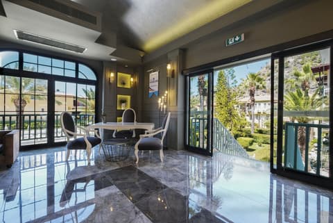 Hotel Karbelsun, Reception