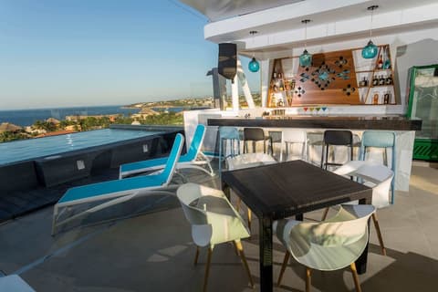 Hotel DC Boutique & SPA, Poolside bar