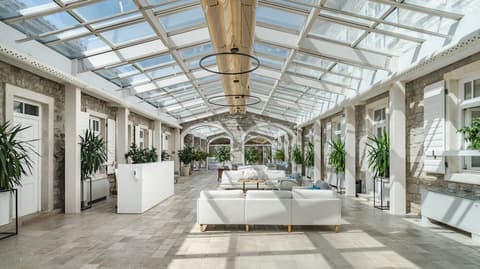 Lazure Hotel and Marina, Interior entrance