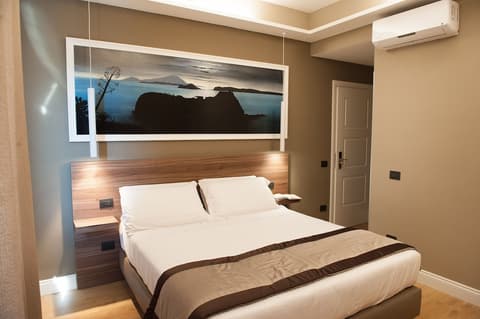 7th Floor Suite, Room