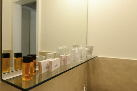 Il Re degli Scalzi, Bathroom