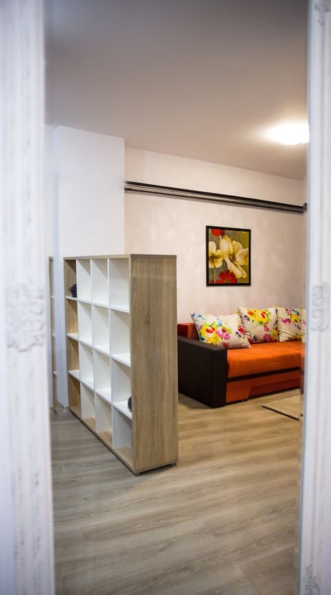 Avenue Parliament, Room