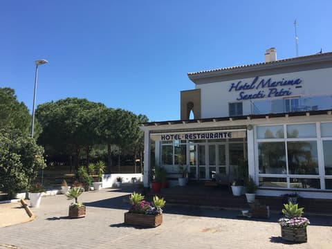 Hotel Marisma Sancti Petri, Front of property