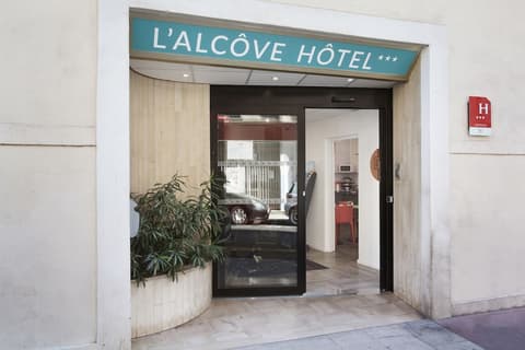 L'Alcôve Hôtel, Front of property