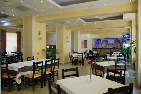 Hotel Gega, Dining
