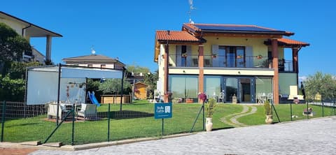 Stella del Garda, Front of property