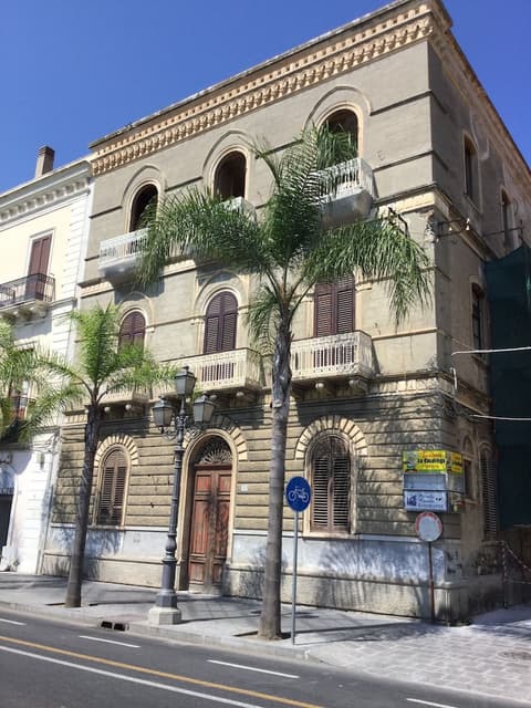 Marina Inn, Front of property