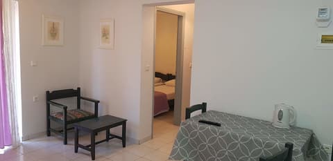 Zinovia, Living area