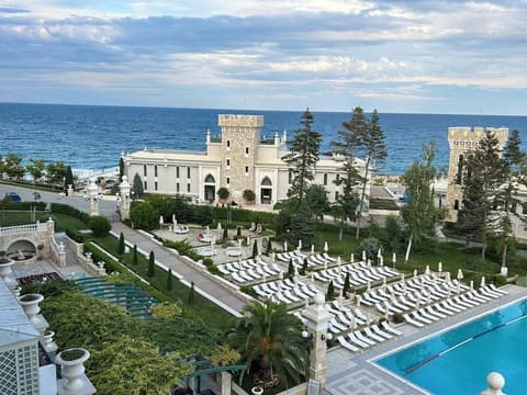 Astor Garden Hotel, Room