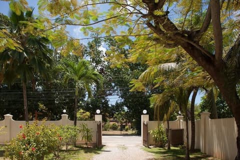 Villa Confort, Property entrance