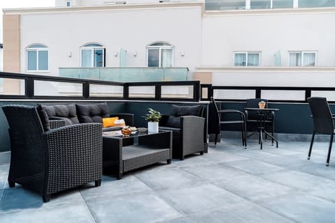 Urban Rooms By Neu Collective, Terrace/patio