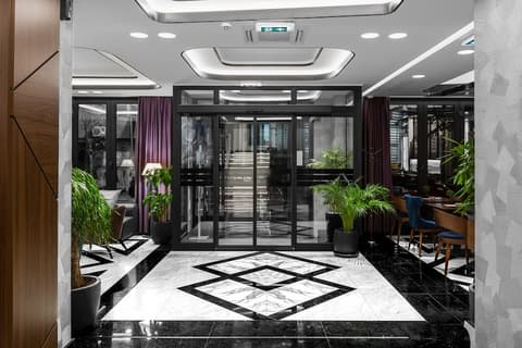 Sky hotel, Interior entrance