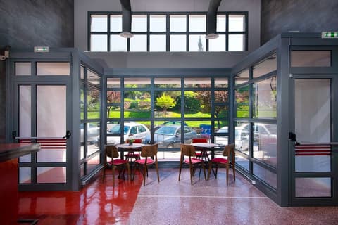 Urban Donkey, Lobby sitting area