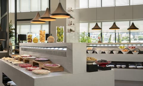 Centro Westside by Rotana, Restaurant