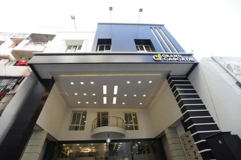 Grand Cascade, Front of property