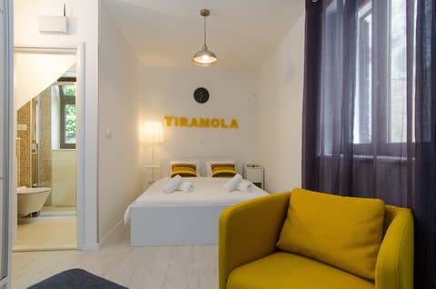 Apartments & Rooms Tiramola