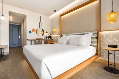 Zeus Eleva Mirabello Bay