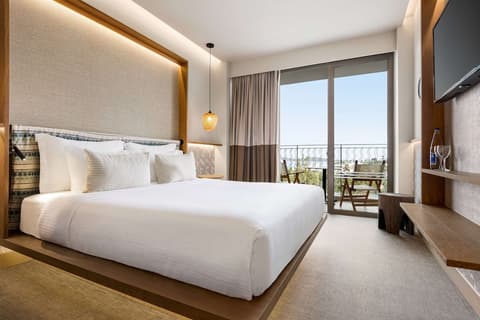 Zeus Eleva Mirabello Bay