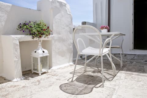 Domus Dejana, Terrace/patio