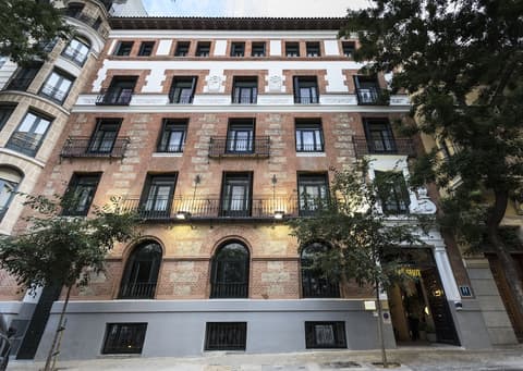 One Shot Fortuny, Front of property